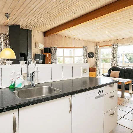 Three-bedroom Holiday In 2 *